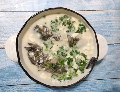 Black fish tofu soup