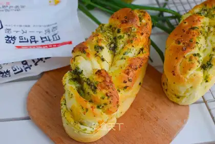 Onion cheese hand tore bread