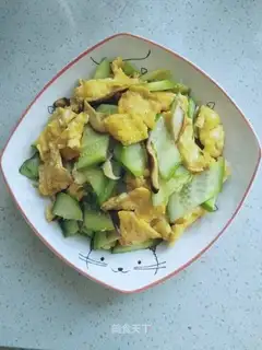 Fry cucumber fried eggs