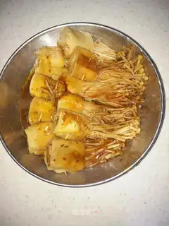 A thousand golden pins of mushrooms