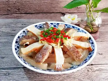 The salted fish steamed with flowers
