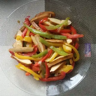 Doudou makes three-colour peppers