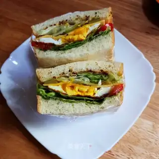 Sour cucumber egg sandwich