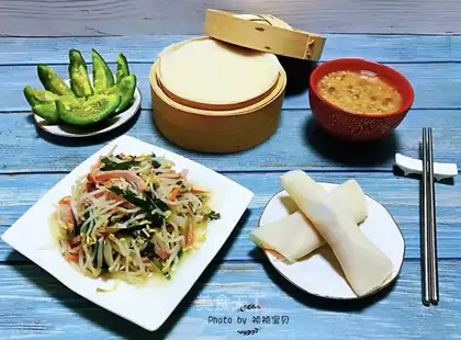 Cream of bean sprouts, carrot sausage