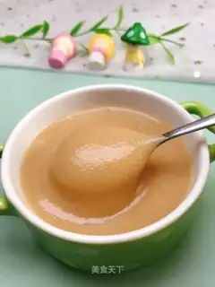 The baby eats the red dates