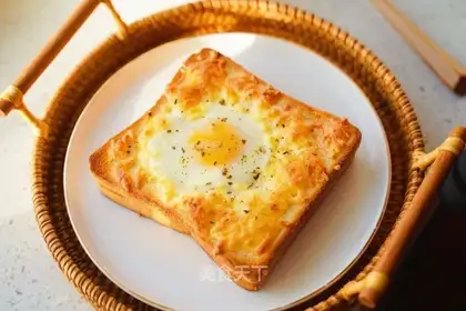 Cheese eggs, mashed toast