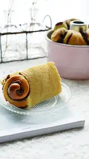 Toast hand to tear bread
