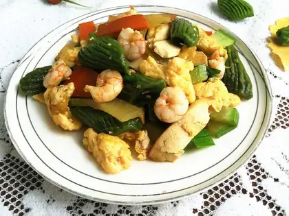 Shrimp and vegetable fried cat ears