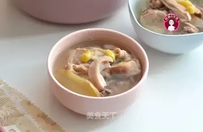 Chicken soup with pig belly