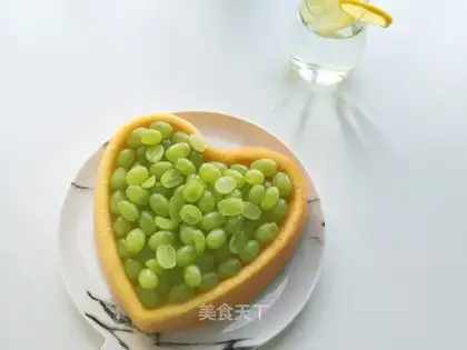 Blue grape sponge cake