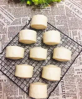 Milk knife cut the buns