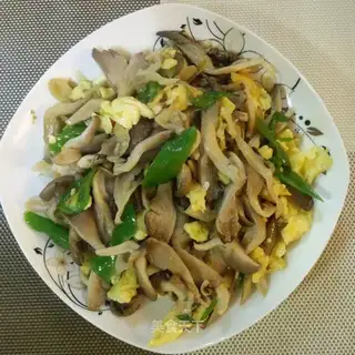 Squeeze the eggs and make the mushrooms