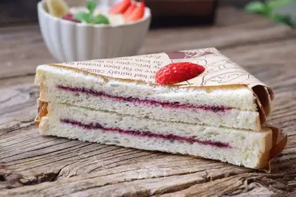 Blueberry sauce toast
