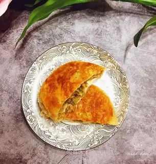 Hand-picked beef pie