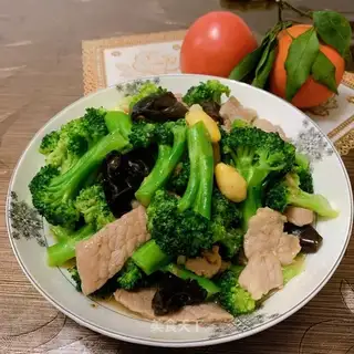 The meat loaf, the broccoli