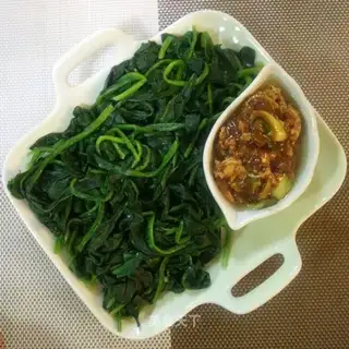 Spinach with sauce