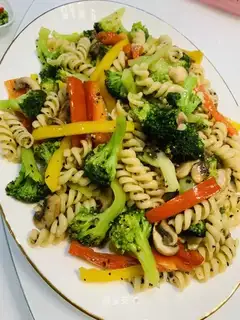 ♪ ♪ Black pepper pepper broccoli ♪ Noodles