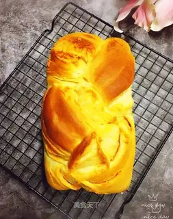 Meat pinetail bread