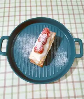 Hand-held strawberry cake