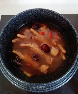The medicine chicken foot soup