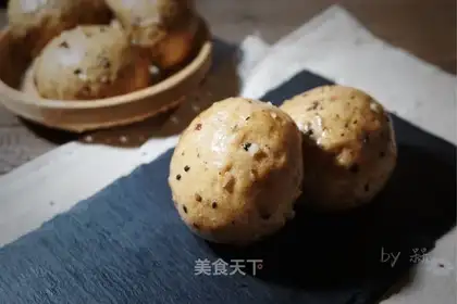 A red sugar nut