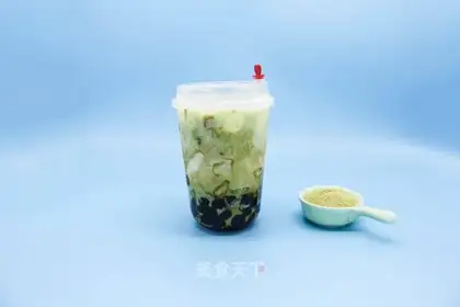 Smash the tea with dirty fresh cow milk