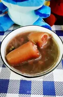 The winter soup is warmed with black beans and pigtail soup