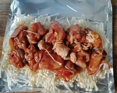 Golden fungus steamed chicken legs