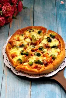 Chicken pizza with shrimp