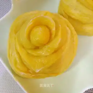 Yellow rose bun