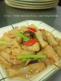 Braised pork knuckle tendon with chicken sauce