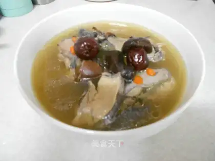 Mushroom, red dates and black chicken soup