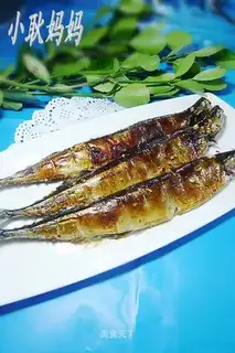 Grilled saury with garlic
