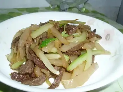 stir-fried beef with pickles and celery