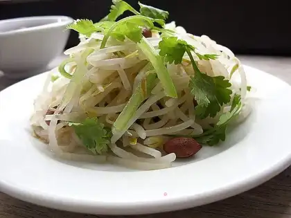 Cold mung bean sprouts