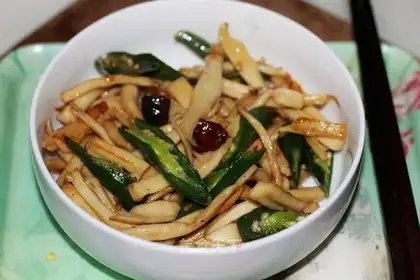stir-fried shredded apricot mushroom with pepper