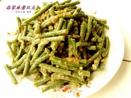 Cowpea with garlic and sesame sauce