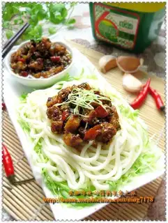 Noodles with diced vegetarian pork and chopped pepper with fried sauce
