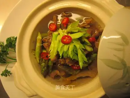 Beef tendon and asparagus casserole