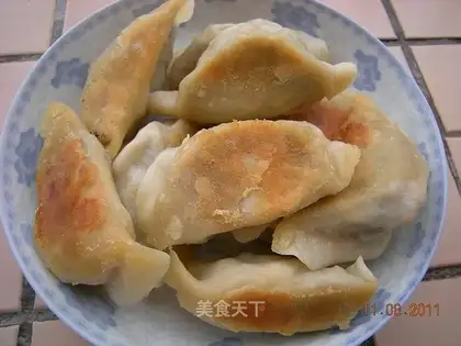 Fried dumplings with cabbage, dried radish and meat