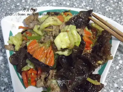 Saute Sauteed with Horned Melons with Flowers and Knife