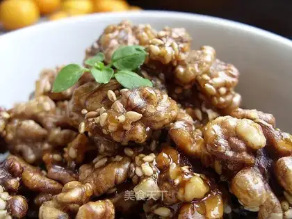 amber walnut kernels