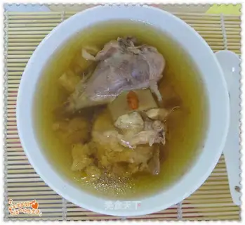 Ginseng flower gum chicken soup