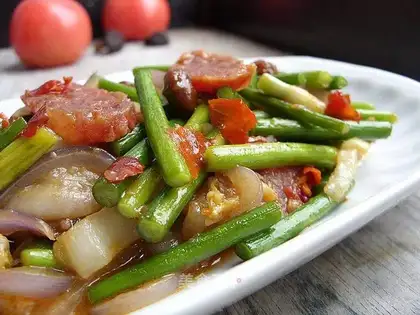Mixed vegetables with garlic sprouts in double sauce