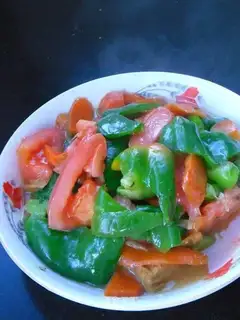 Tomato and green pepper slices