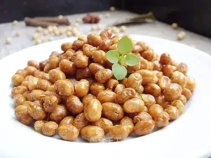 Spiced crispy soybeans with salt and pepper