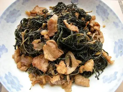 Sliced pork slices and willow sprouts