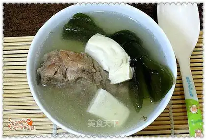 Seaweed tofu pork bone soup