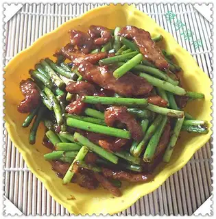 stir-fried pork and garlic sprouts