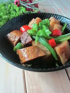 Braised gluten with lotus root